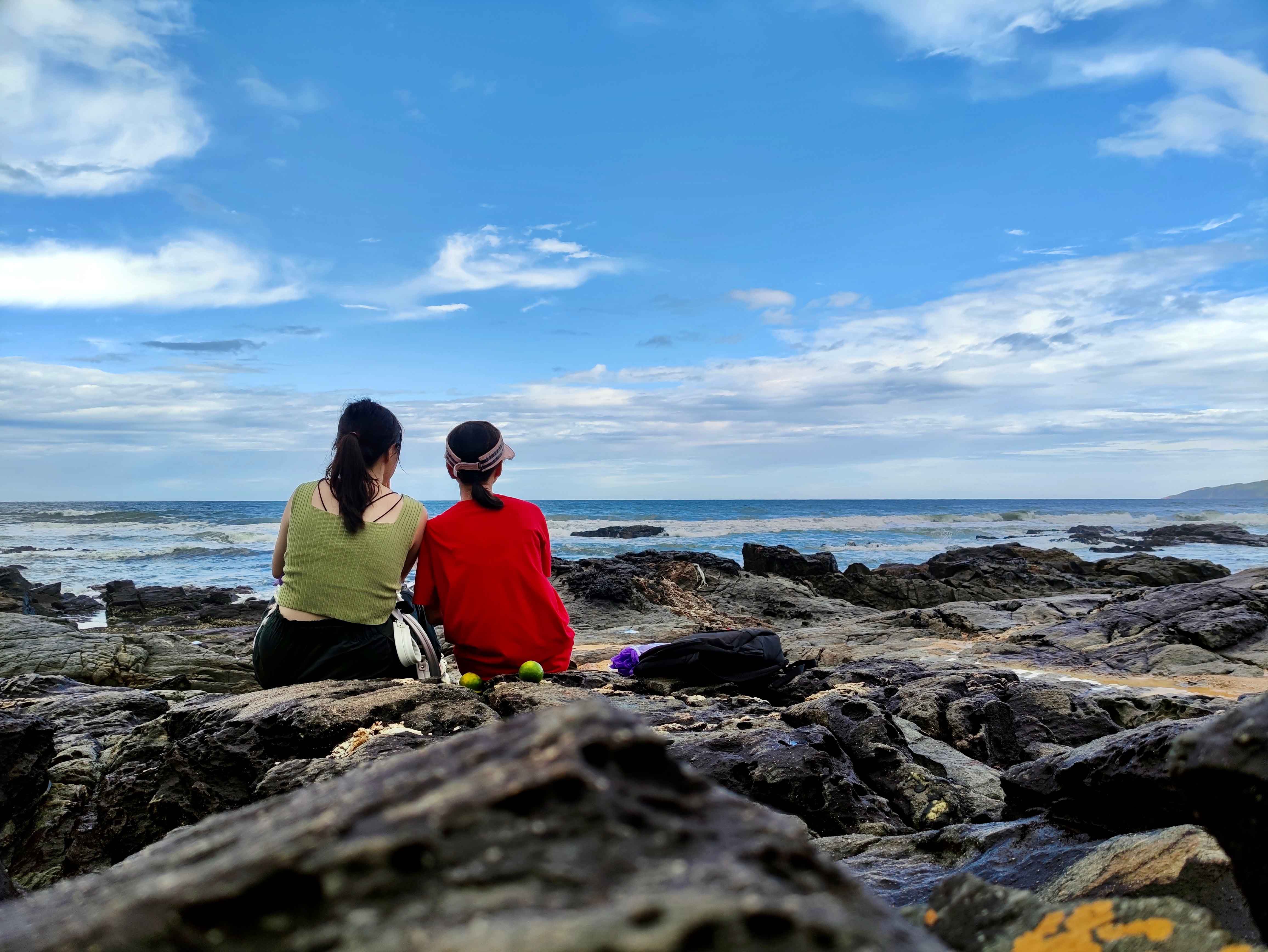 黑排角俩小姐姐