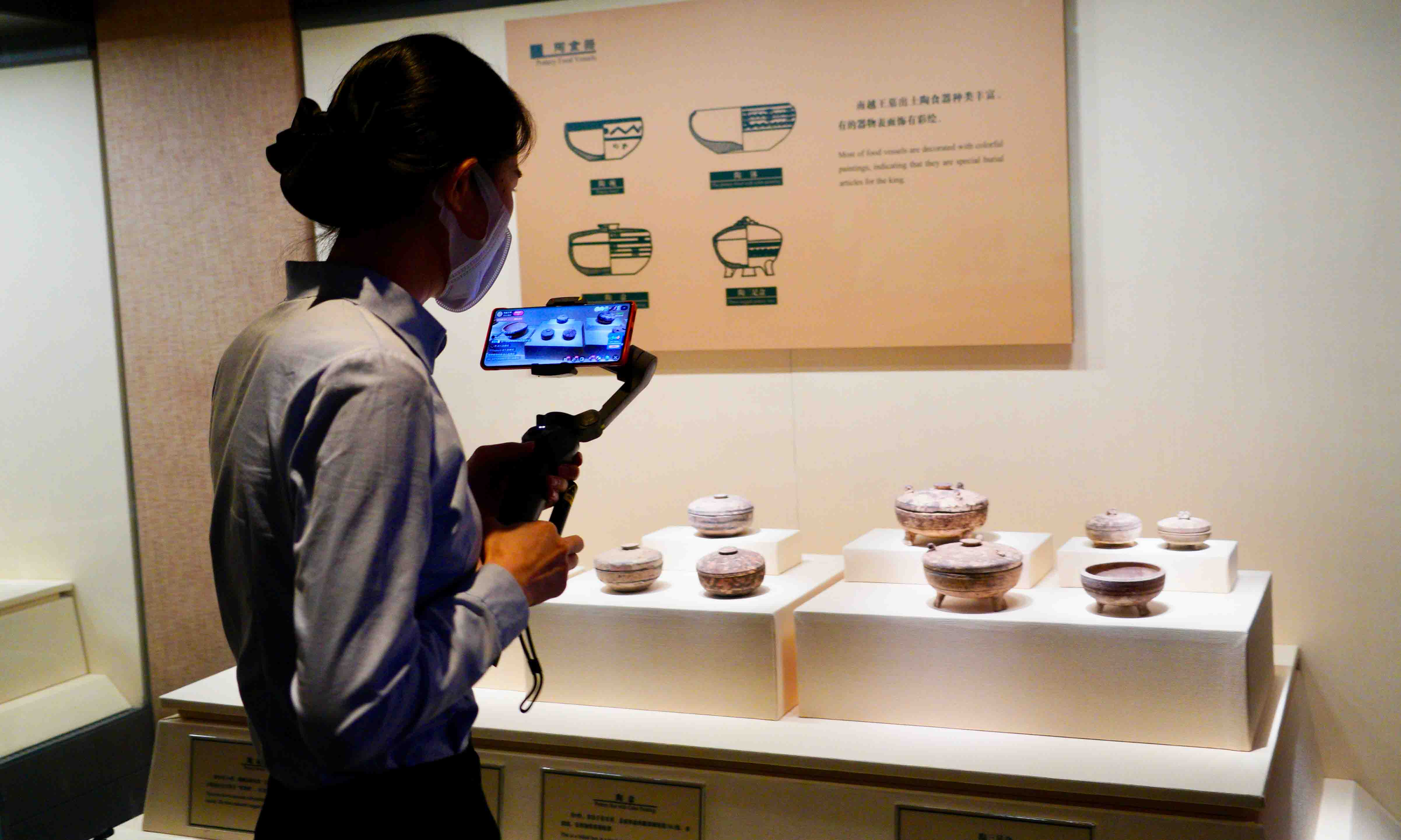 认真讲解的小姐姐